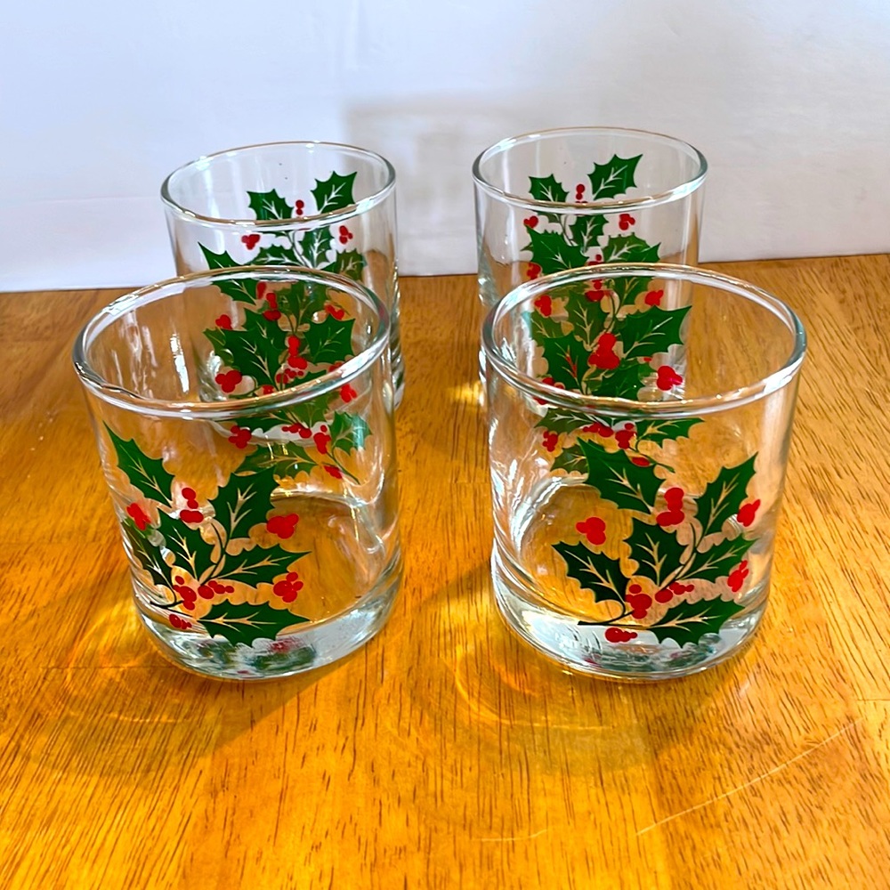 Set of 4 Holly & Berries vintage rocks glasses.